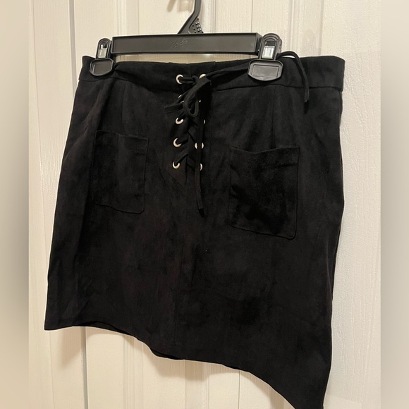 NWT Boohoo Black Velvet Mini Skirt - Picture 2 of 3